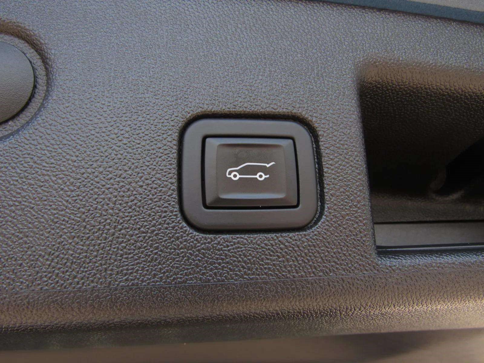 Used 2025 Chevrolet Traverse LT FWD image 13