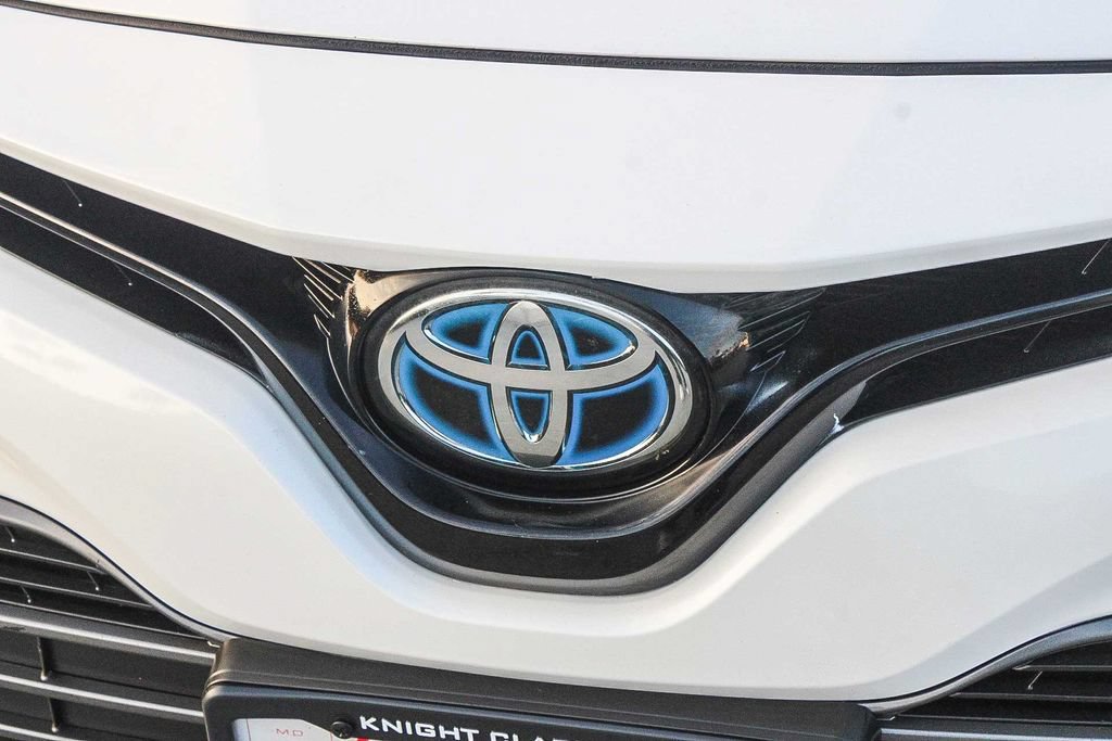 Used 2020 Toyota Camry XLE w/ Preferred Accessory Package FWD image 6