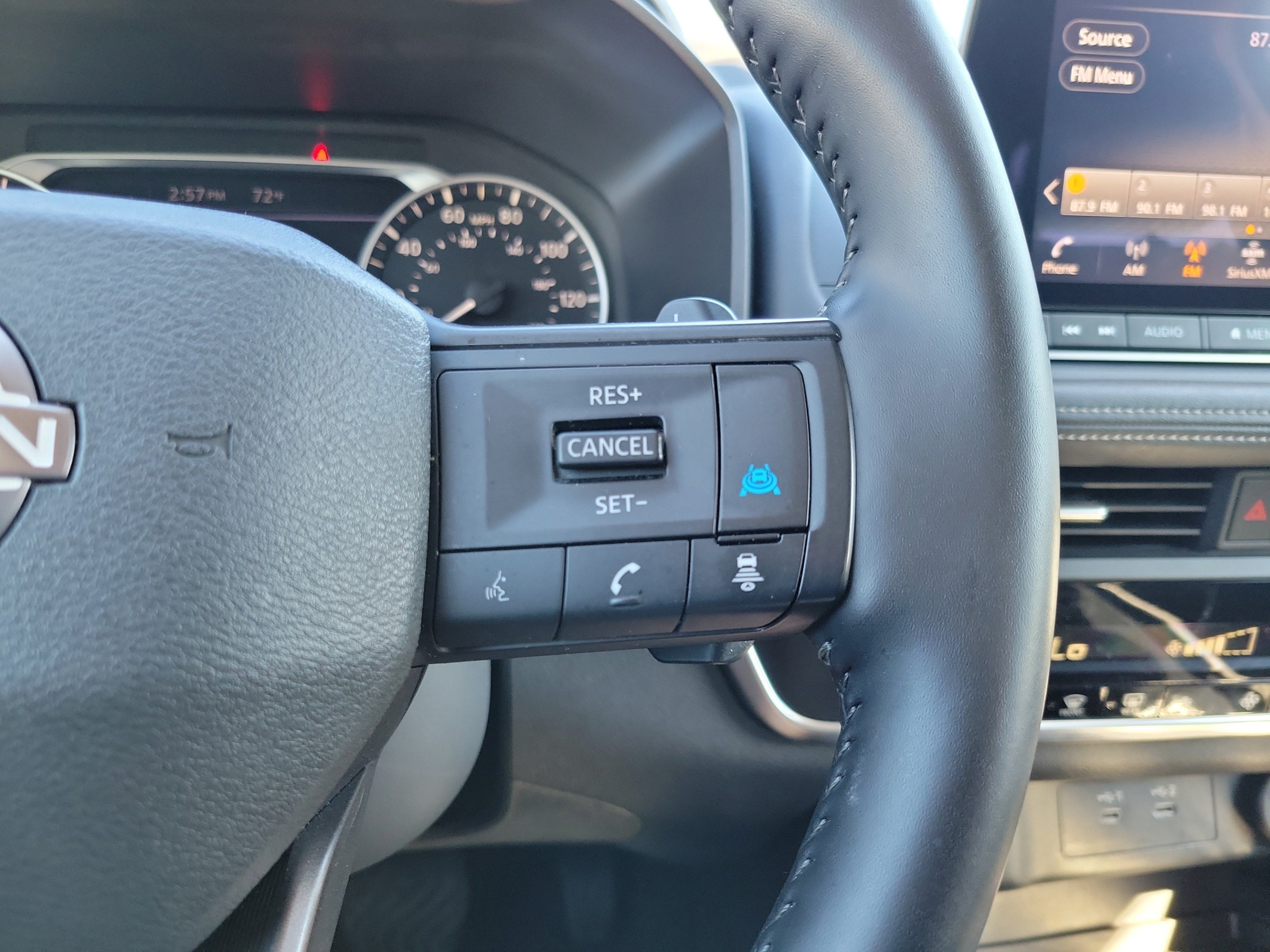 Used 2025 Nissan Rogue SV FWD image 24