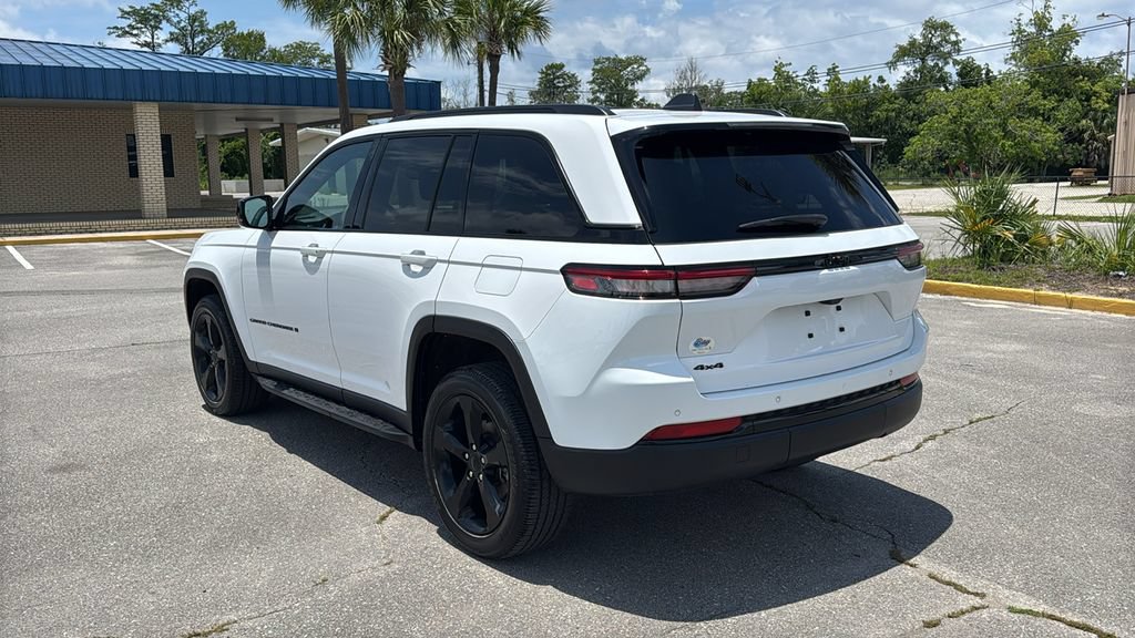 Used 2023 Jeep Grand Cherokee Altitude AWD/4WD image 4