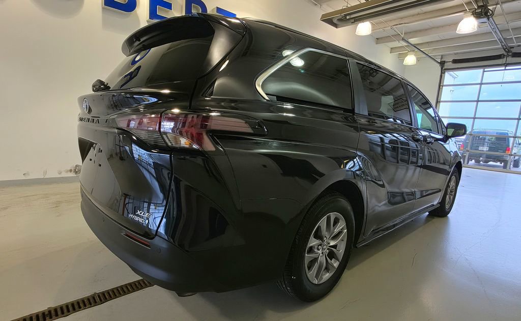 Used 2024 Toyota Sienna XLE image 13