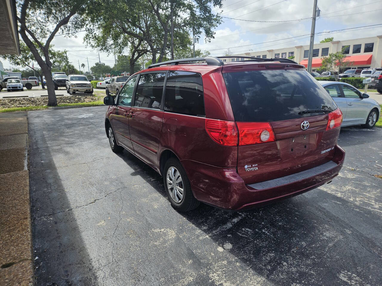 Used 2010 Toyota Sienna LE image 7