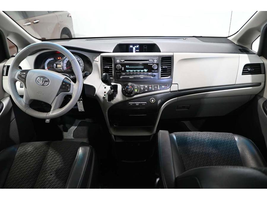 Used 2013 Toyota Sienna SE image 24