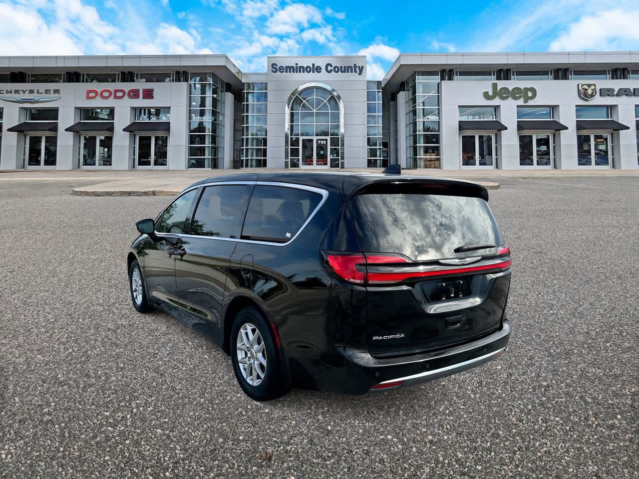 Certified 2024 Chrysler Pacifica Touring-L FWD image 6