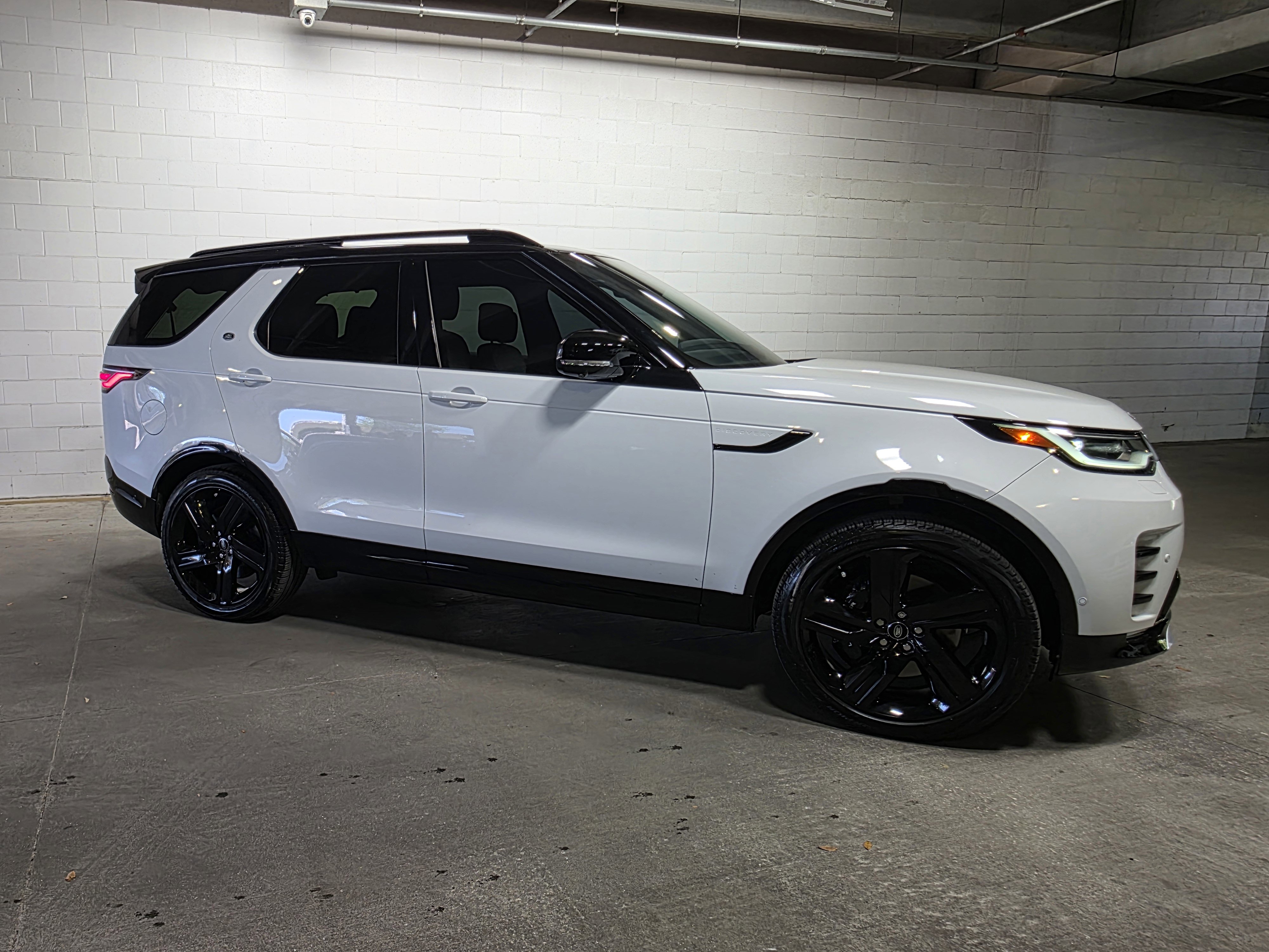 Used 2024 Land Rover Discovery Metropolitan Edition image 9