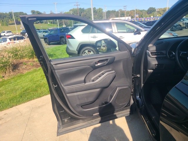 Used 2024 Toyota Highlander XLE image 18
