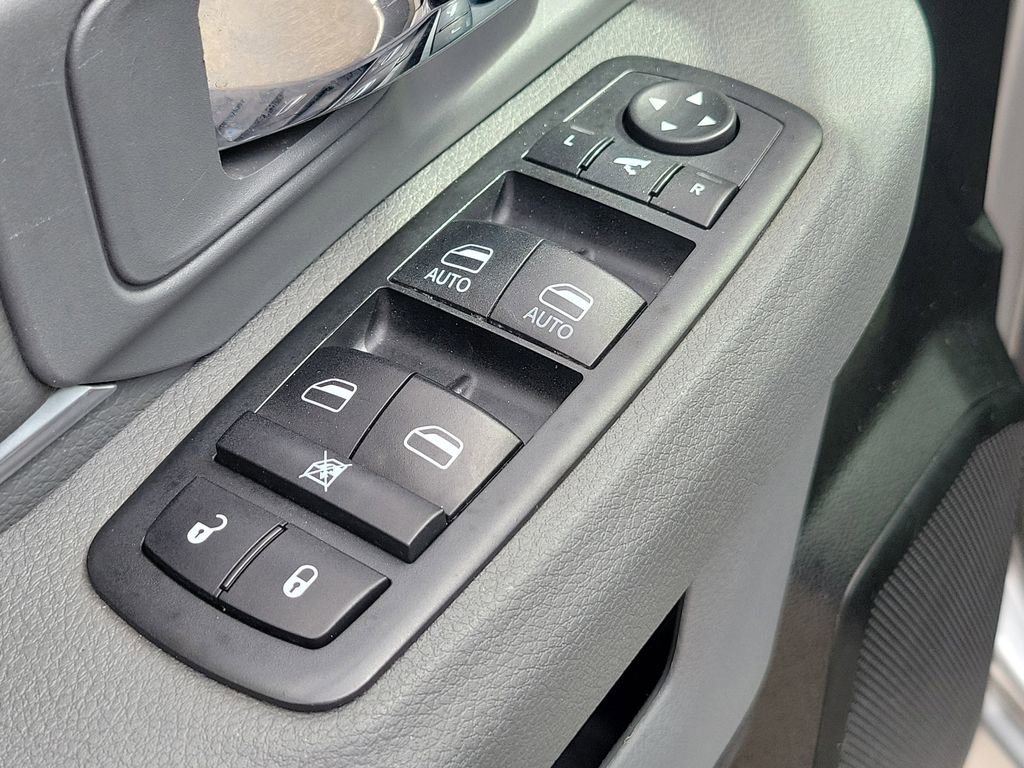 Used 2020 RAM 1500 Classic SLT w/ Luxury Group image 25