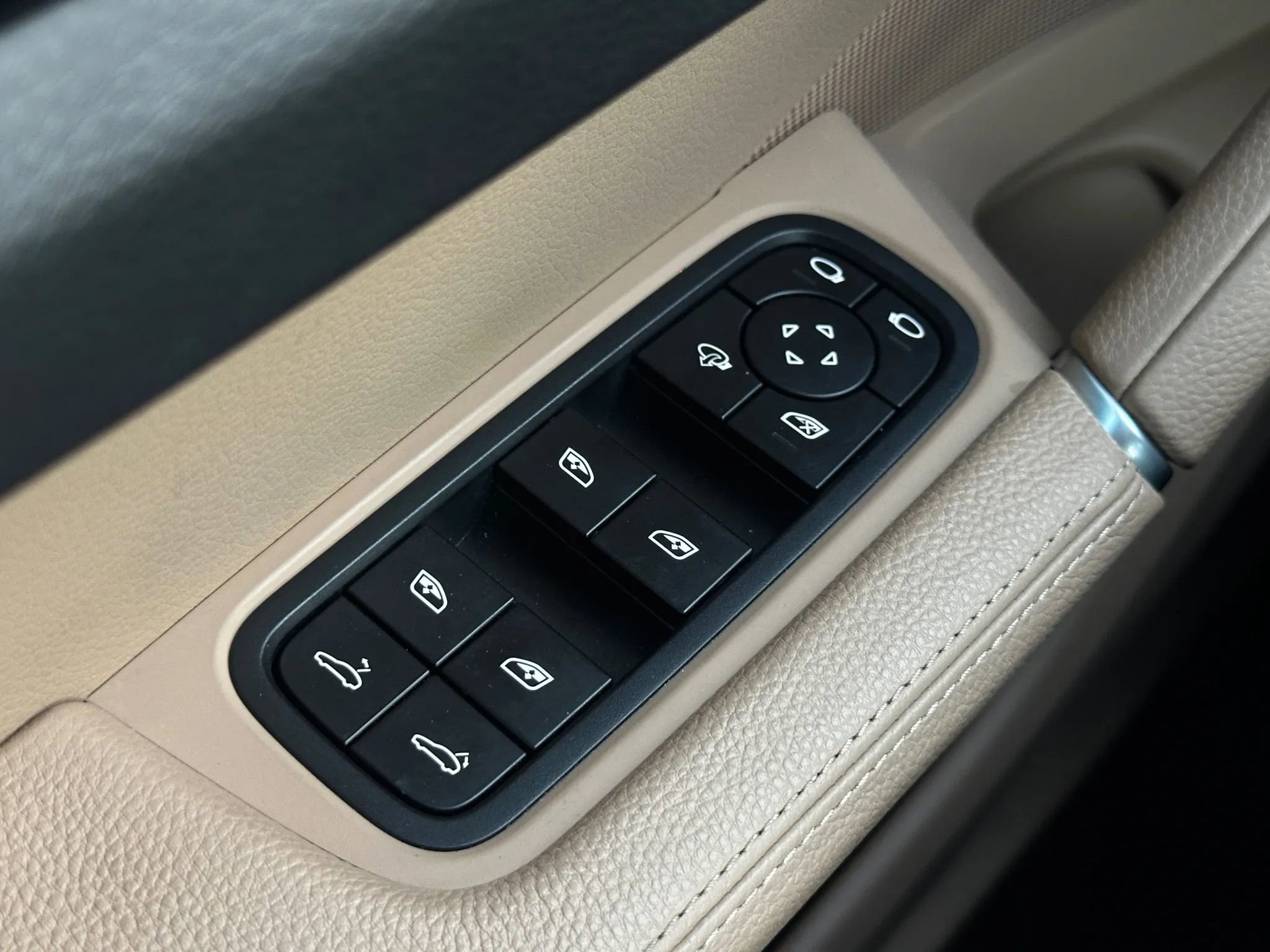 Used 2022 Porsche Cayenne Sport Utility 4D image 38