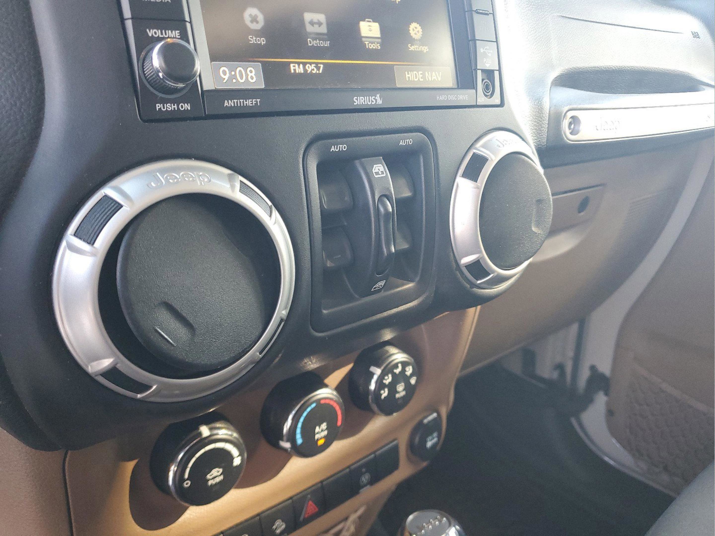 Used 2016 Jeep Wrangler Unlimited Sahara w/ Connectivity Group AWD/4WD image 19