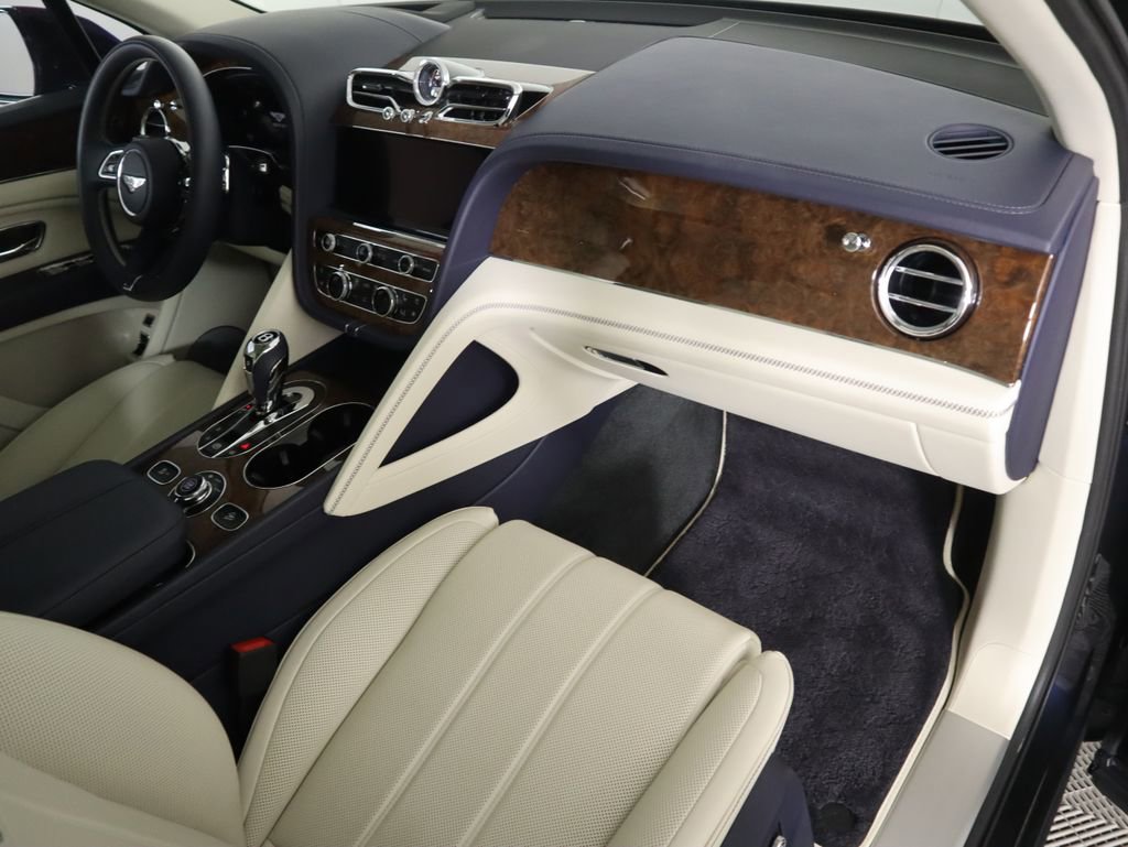 Used 2025 Bentley Bentayga image 18