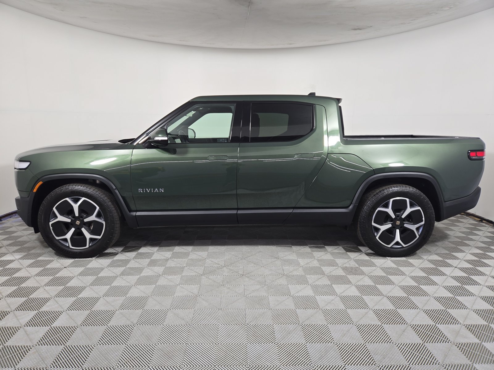 Used 2024 Rivian R1T Adventure Dual AWD/4WD image 2
