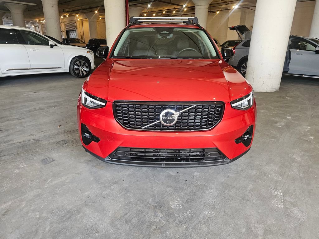 Certified 2025 Volvo XC40 B5 Plus AWD/4WD image 6