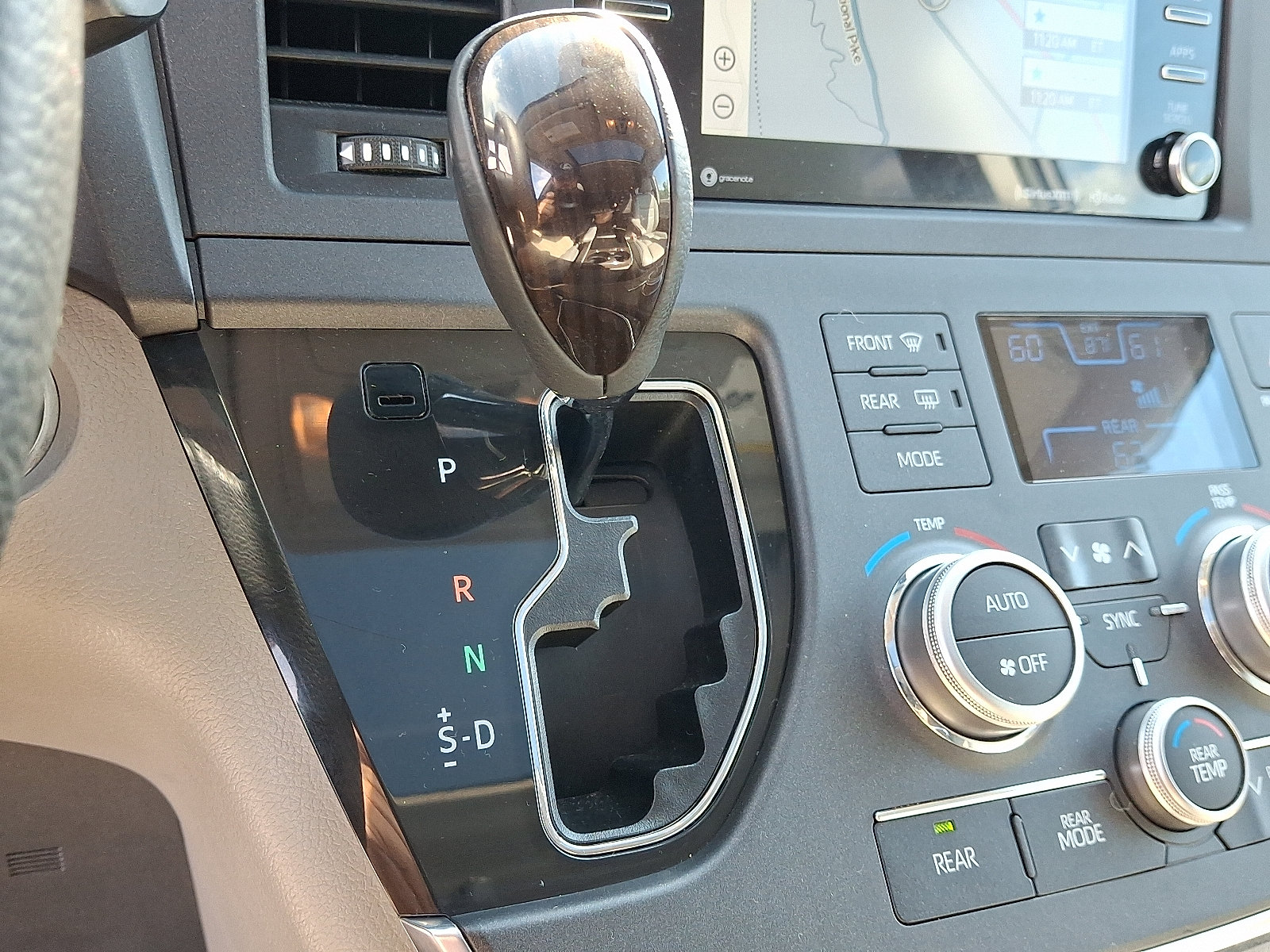 Used 2018 Toyota Sienna XLE w/ XLE Navigation Package FWD image 16