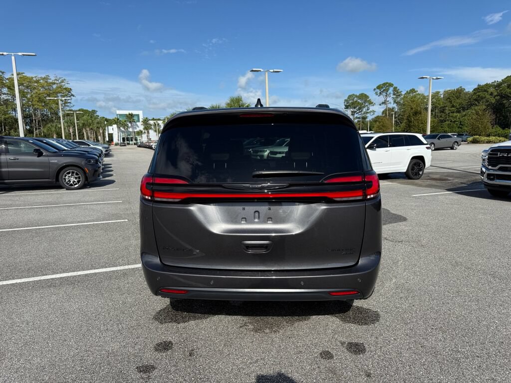Used 2023 Chrysler Pacifica Limited w/ S Appearance Package AWD/4WD image 4