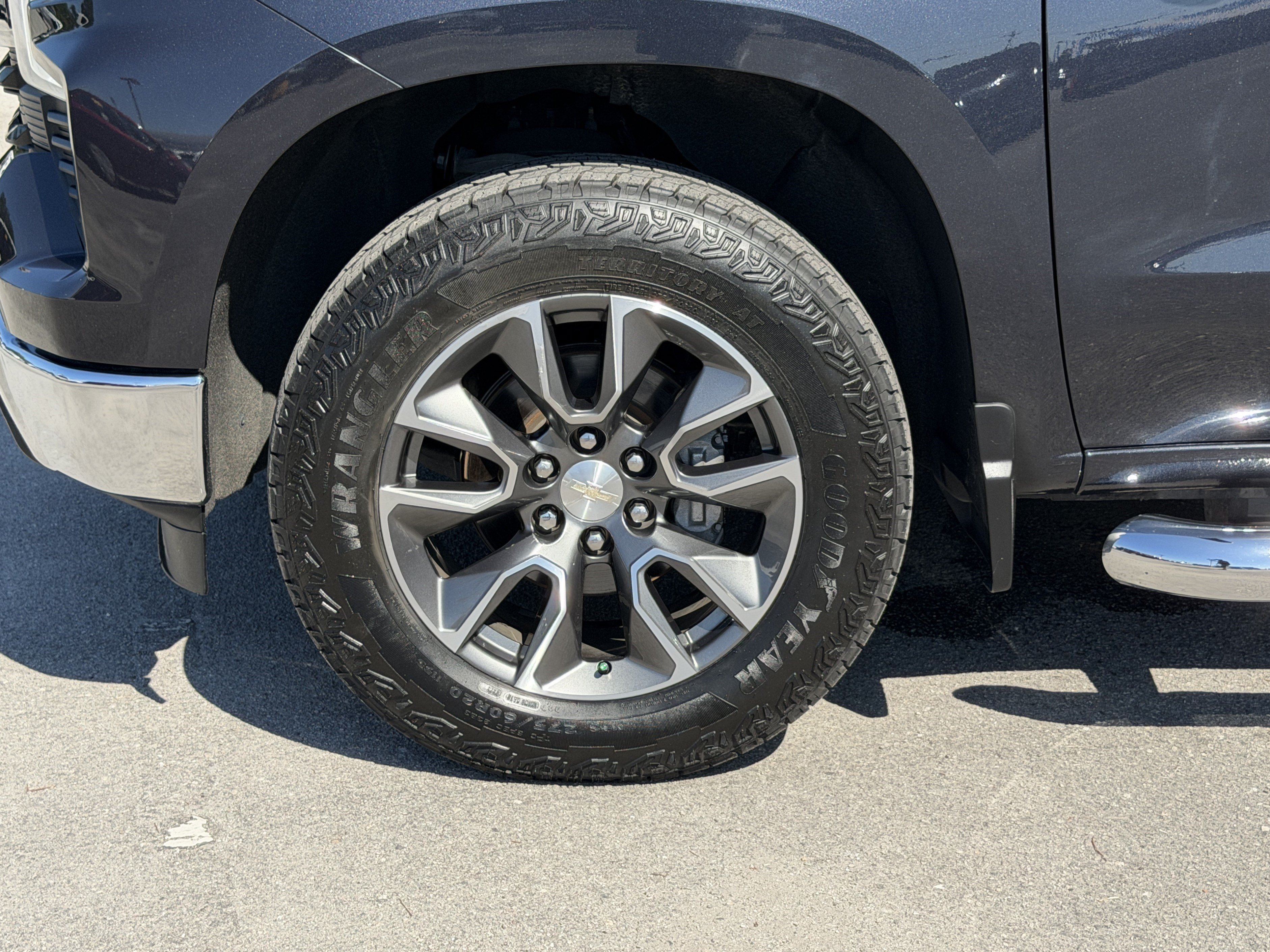Used 2022 Chevrolet Silverado 1500 LT AWD/4WD image 11