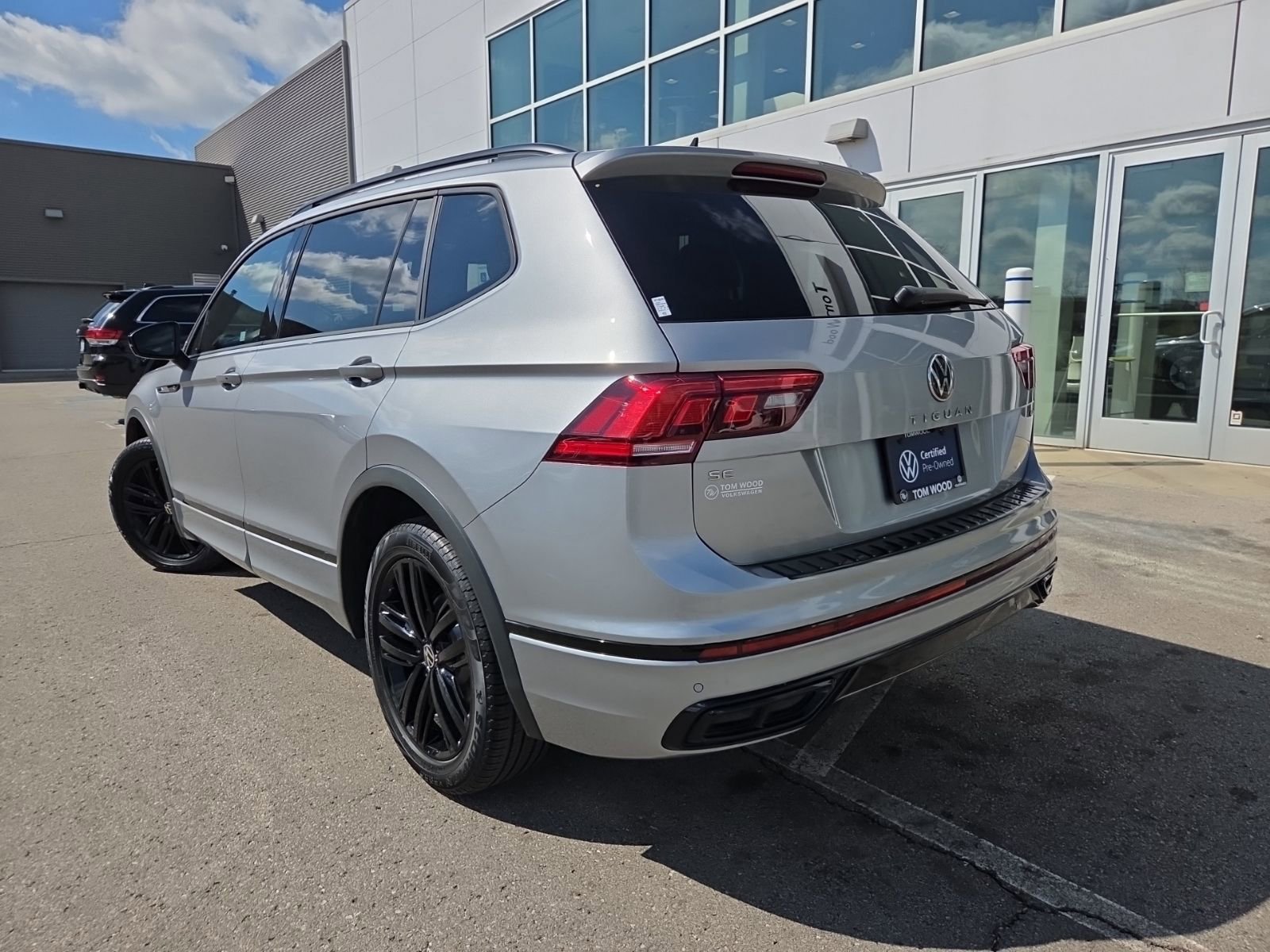 Certified 2022 Volkswagen Tiguan SE R-Line AWD/4WD image 9