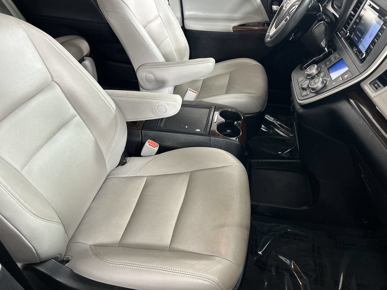Used 2020 Toyota Sienna Limited Premium w/ Carpet Mat Package FWD image 26