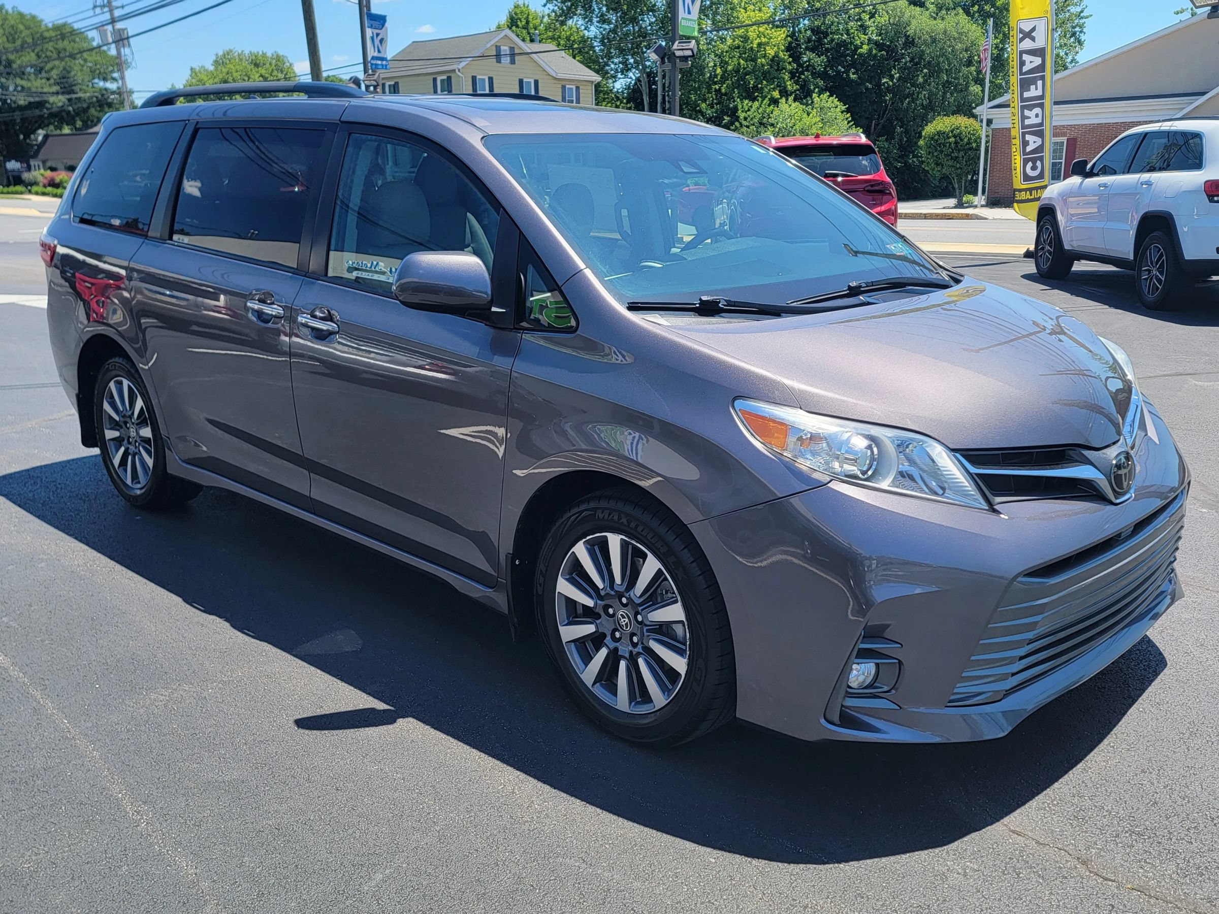 Used 2020 Toyota Sienna XLE AWD/4WD image 3