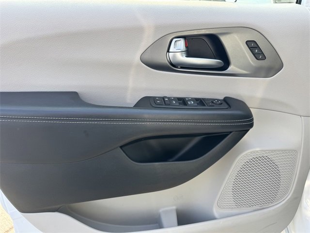 Used 2022 Chrysler Pacifica Touring-L image 12