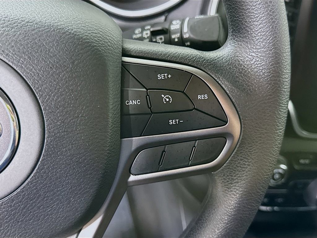 Used 2021 Jeep Cherokee Latitude w/ Mopar Interior Package FWD image 21