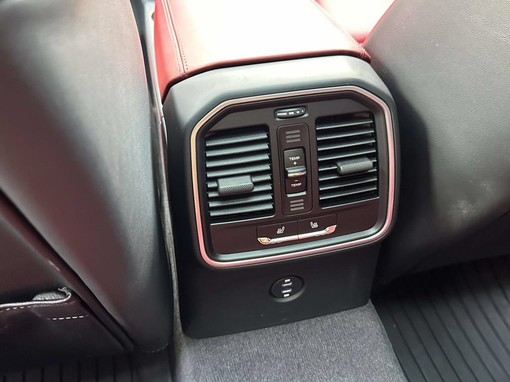 Used 2025 Porsche Macan AWD/4WD image 14