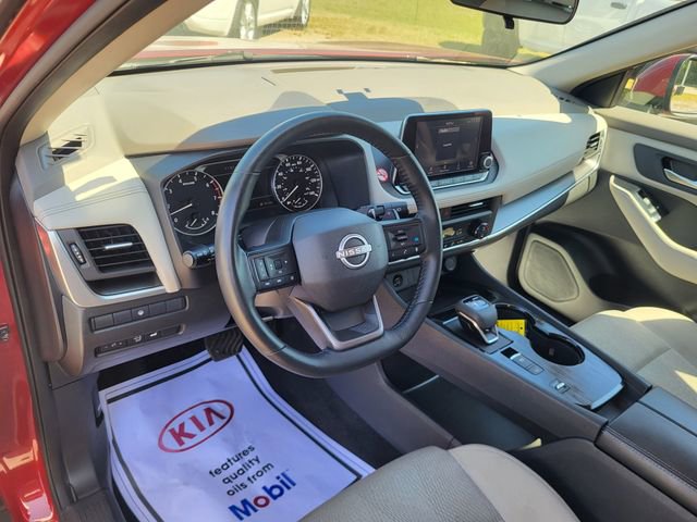 Used 2025 Nissan Rogue SV image 11