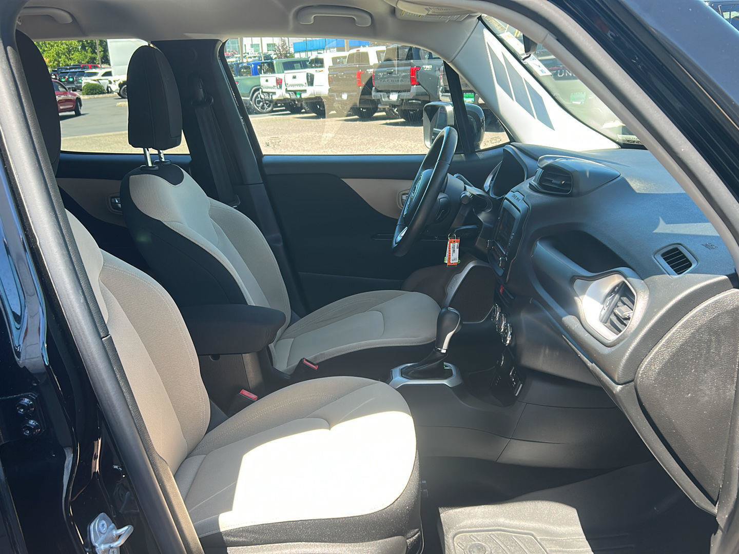 Used 2015 Jeep Renegade Latitude AWD/4WD image 13