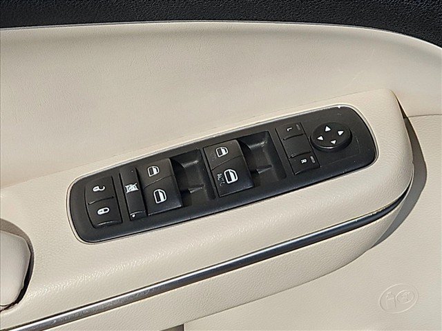 Used 2015 Chrysler 300 C RWD image 19