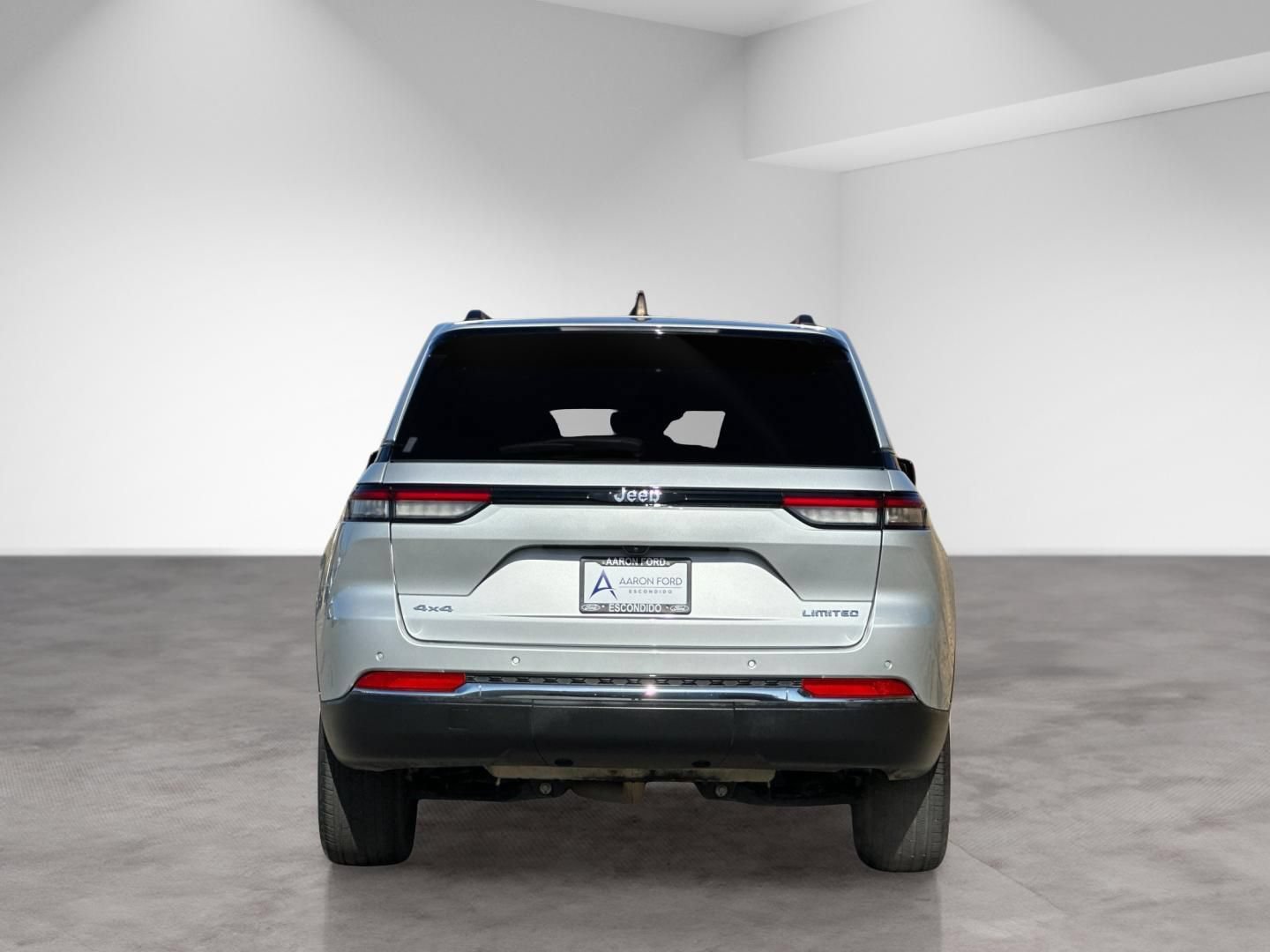Used 2023 Jeep Grand Cherokee Limited w/ Trailer Tow Prep Group (B) AWD/4WD image 4
