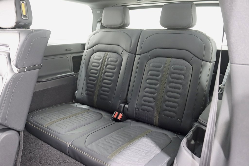 Used 2025 Rivian R1S Adventure image 28