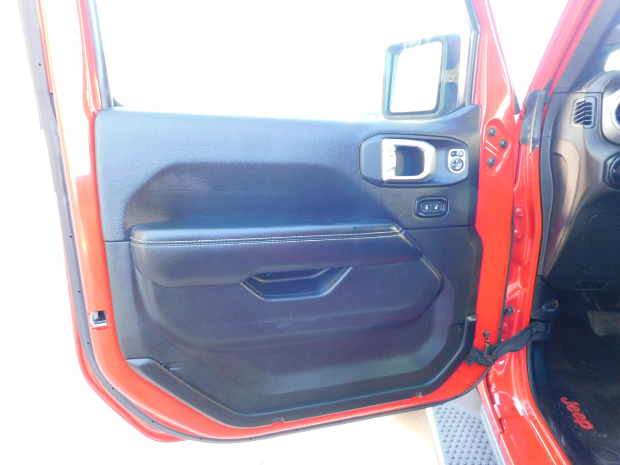 Used 2018 Jeep Wrangler Unlimited Sahara w/ Uconnect 4C Nav & Sound Group image 33