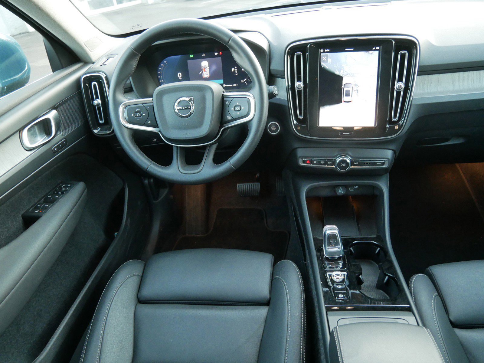 Used 2025 Volvo XC40 B5 Plus image 11