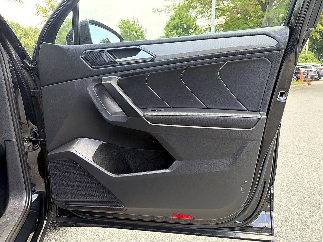 Used 2023 Volkswagen Tiguan SE w/ Panoramic Sunroof Package FWD image 32