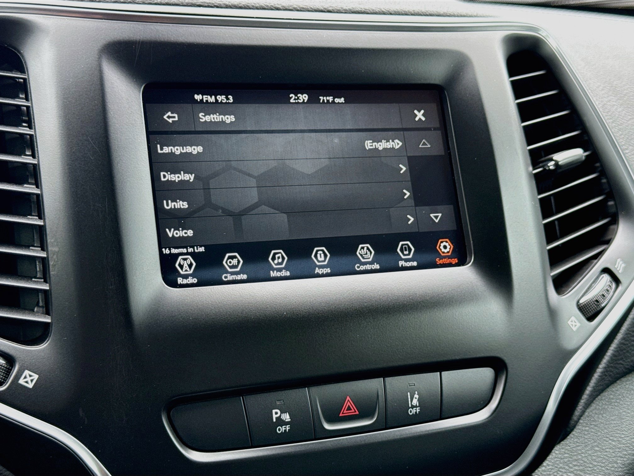 Used 2021 Jeep Cherokee Latitude Lux w/ Sun & Sound Group AWD/4WD image 16