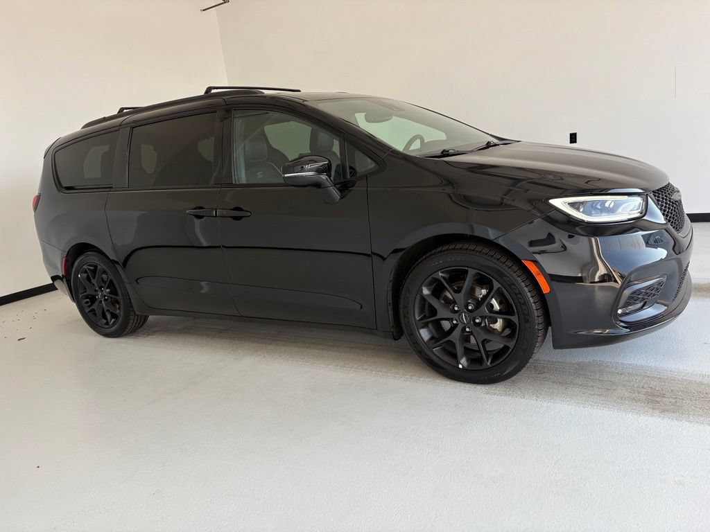 Used 2025 Chrysler Pacifica Limited FWD image 1