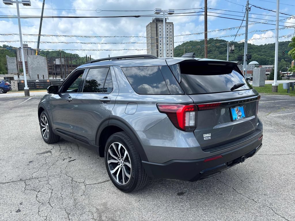 Used 2025 Ford Explorer ST-Line AWD/4WD image 3