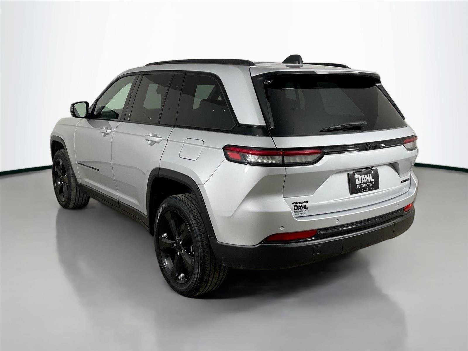 Used 2024 Jeep Grand Cherokee Limited w/ Black Appearance Package AWD/4WD image 10