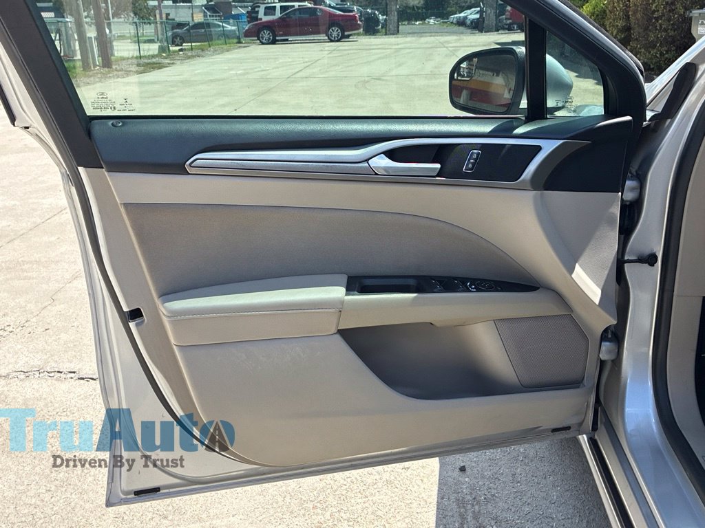 Used 2018 Ford Fusion SE w/ Fusion SE Technology Package FWD image 20