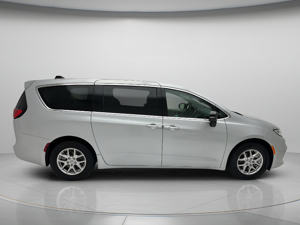 Used 2024 Chrysler Pacifica Touring-L FWD image 6