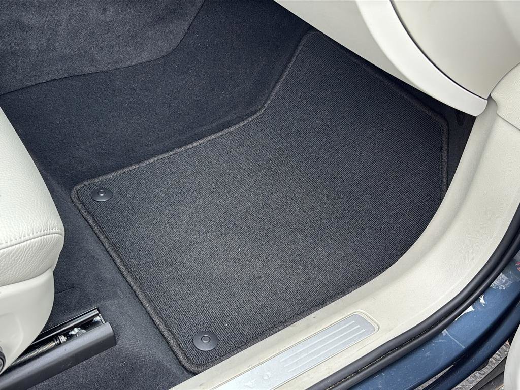 Used 2021 Volvo XC60 T5 Momentum w/ Premium Package image 40