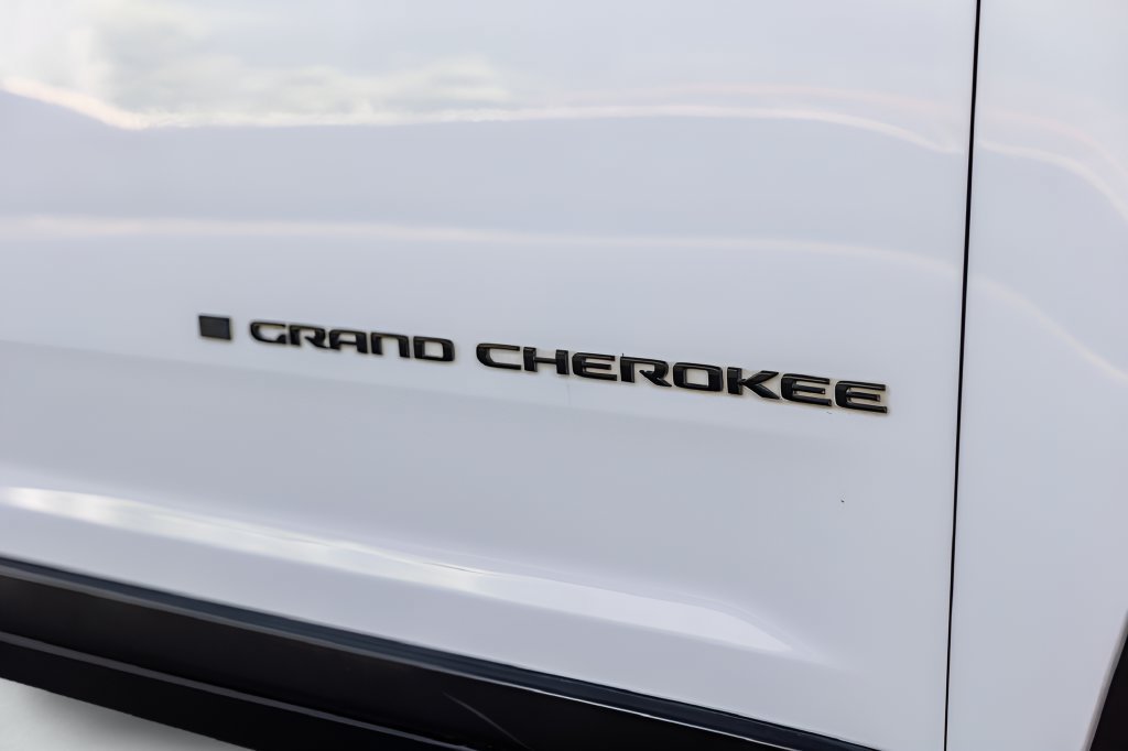 Used 2024 Jeep Grand Cherokee Altitude AWD/4WD image 11