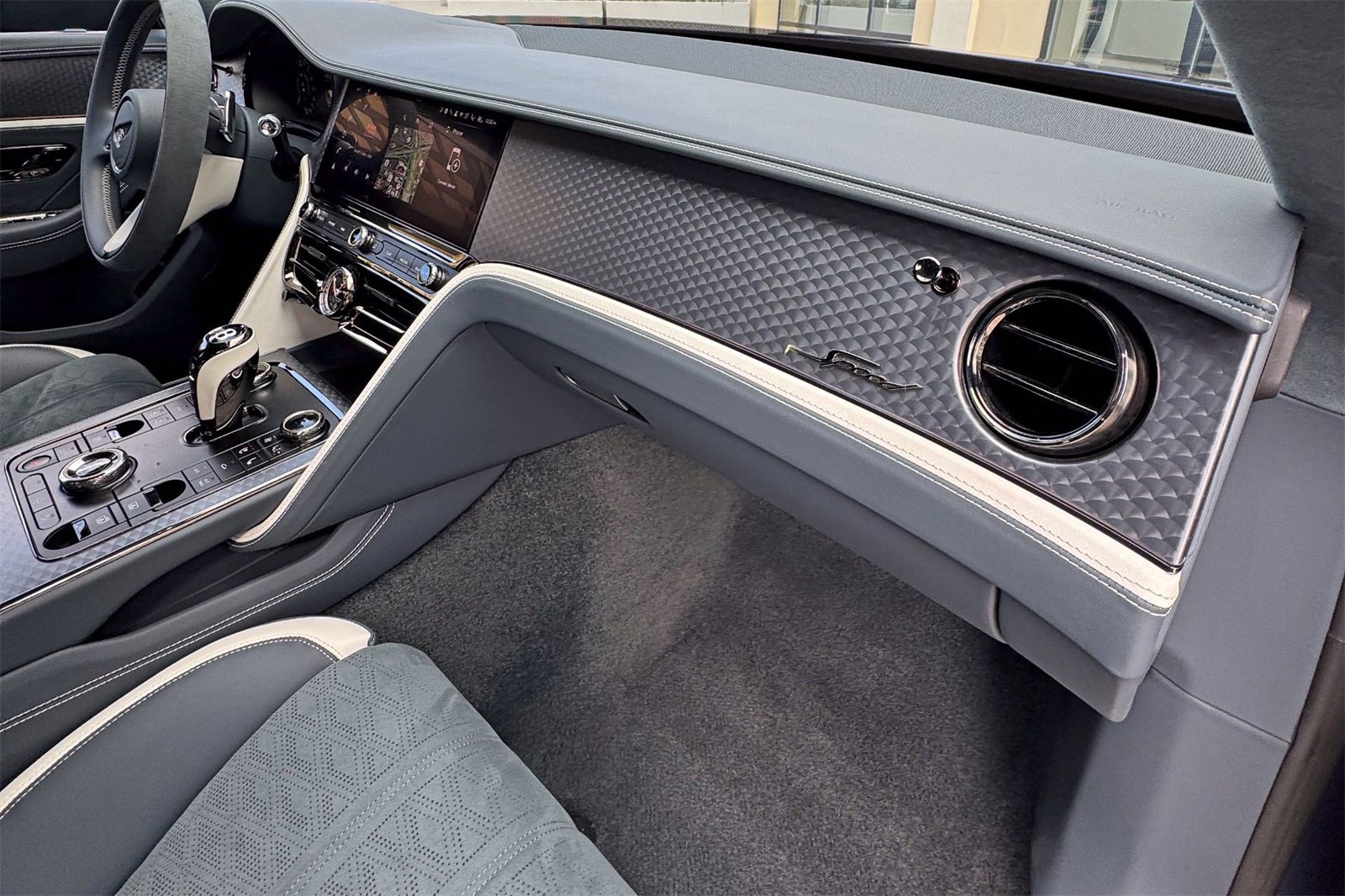 Used 2025 Bentley Flying Spur Plug-In Hybrid image 9