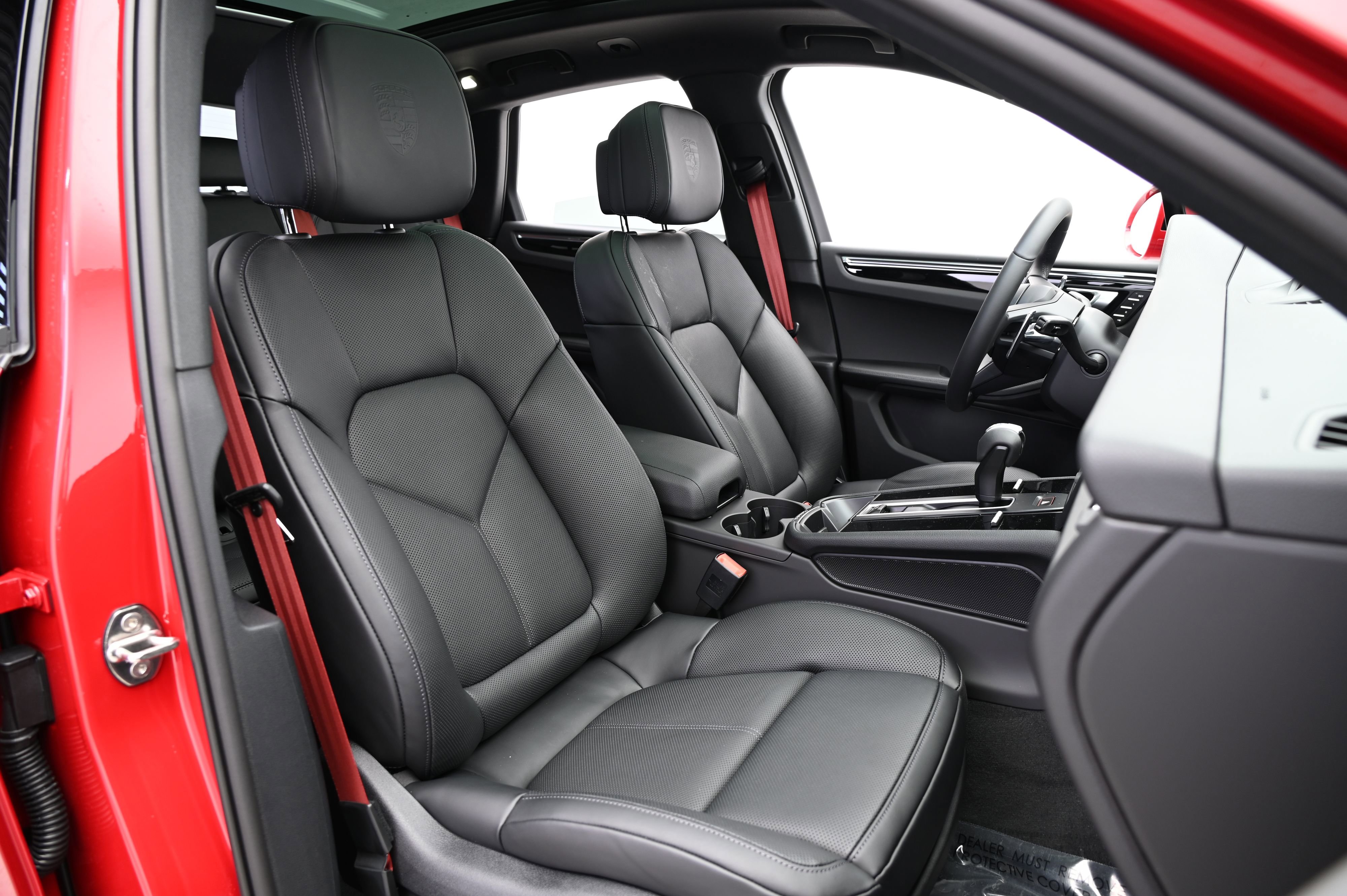 Used 2025 Porsche Macan image 31