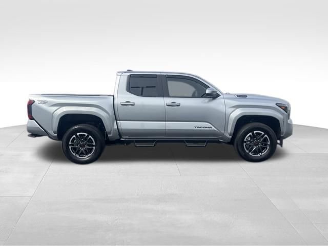 Used 2025 Toyota Tacoma TRD Sport AWD/4WD image 8