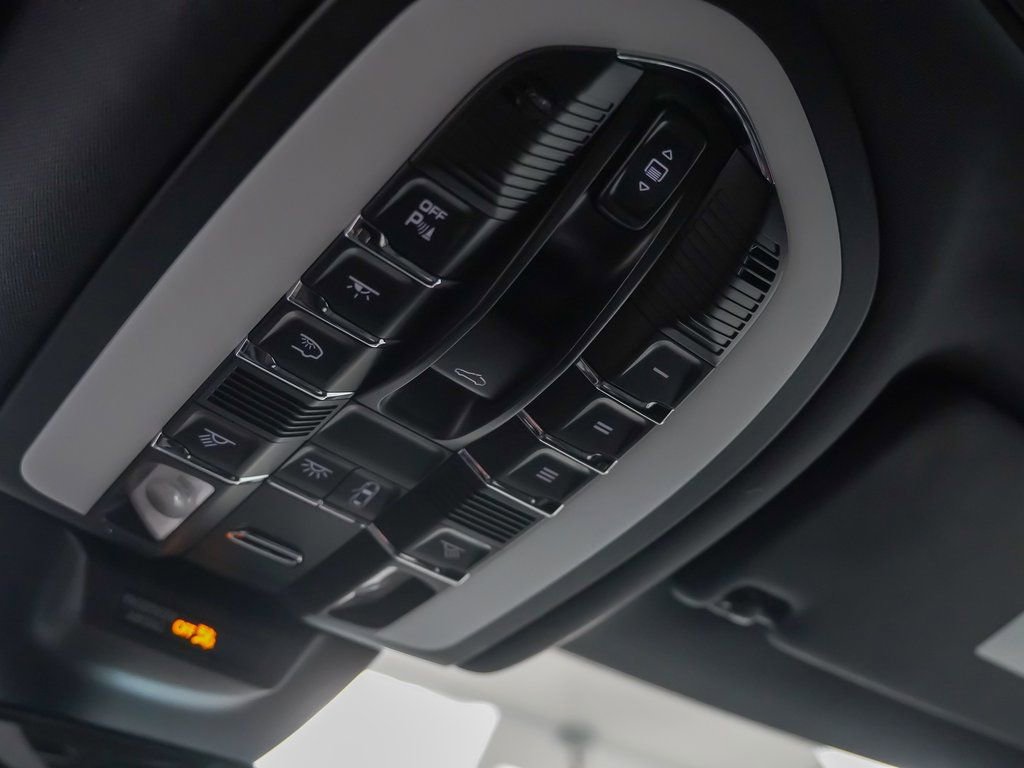 Certified 2025 Porsche Macan image 28