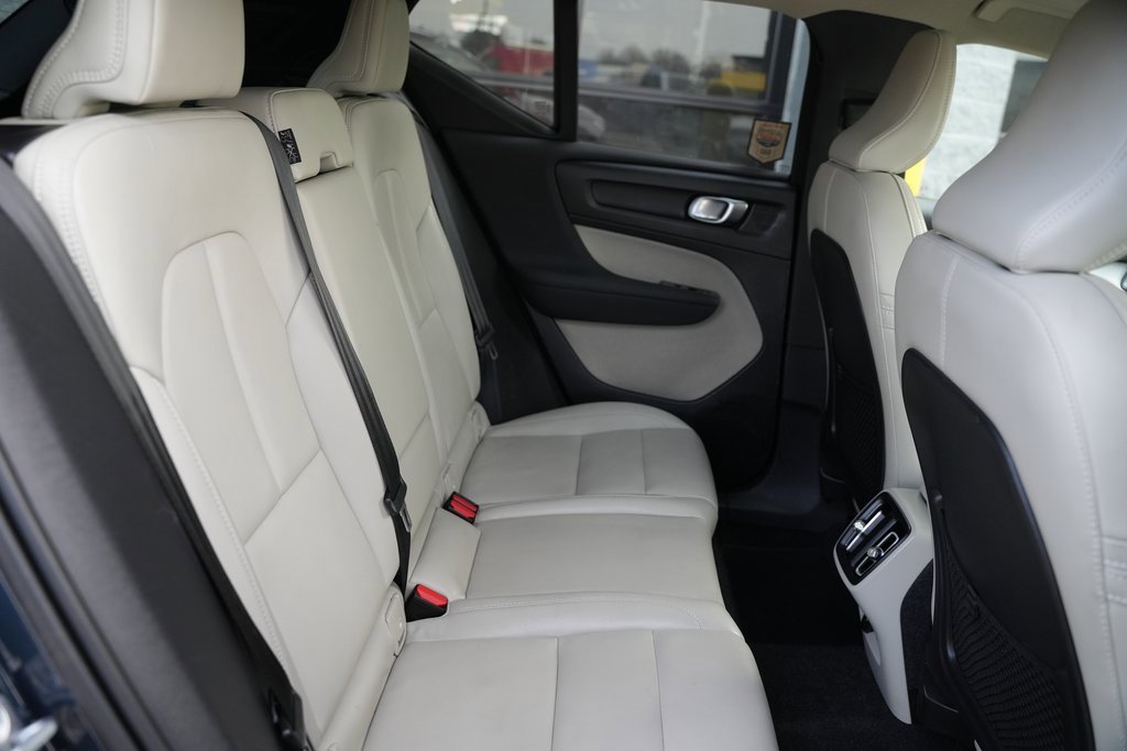 Used 2021 Volvo XC40 T5 Momentum w/ Premium Package image 39