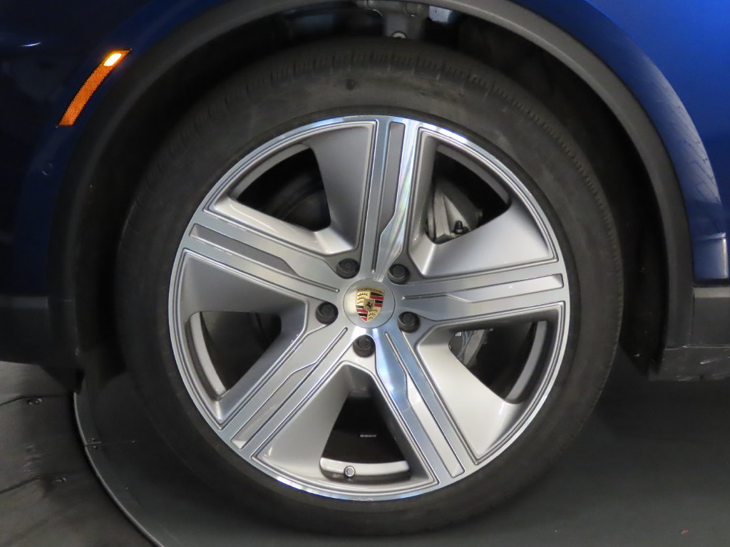 Used 2024 Porsche Macan 4 Electric AWD/4WD image 11