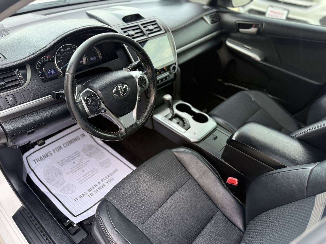 Used 2014 Toyota Camry SE w/ Moonroof Package FWD image 11