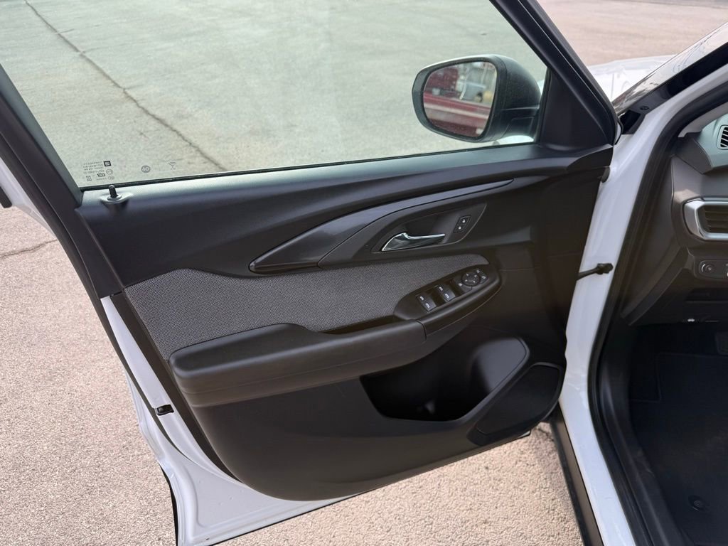 Used 2023 Chevrolet TrailBlazer LS image 11