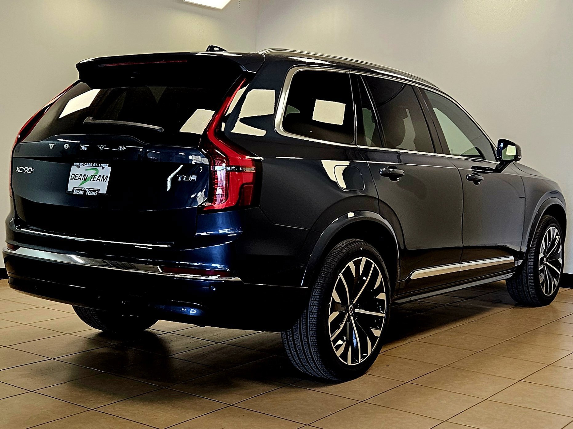 New 2026 Volvo XC90 T8 Plus w/ Protection Package AWD/4WD image 4
